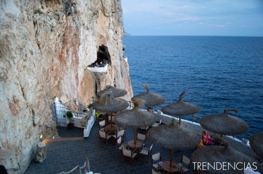 ¿Tomar una copa viendo el atardecer en una cueva de un acantilado con vistas al mar? Todo es posible en Cova d'en Xoroi 