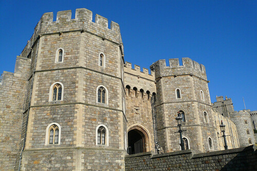 En 2021, un joven empezó una relación con una IA. Luego intentó acabar con la Reina 