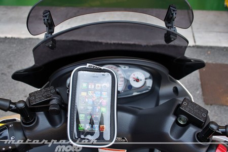¿Cómo puedo llevar el móvil en la moto? Estos son todos los tipos de soportes para smartphone