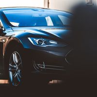 El coche eléctrico es una revolución con cierta nostalgia: ha heredado elementos de los coches de combustión que no necesita para funcionar 