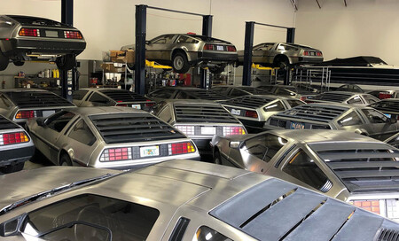 Decenas de DMC-12 en el taller de DeLorean Motor Company