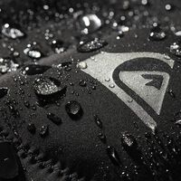 El Corte Inglés recupera la mítica chaqueta Quiksilver impermeable a un precio rebajado y en todas las tallas 