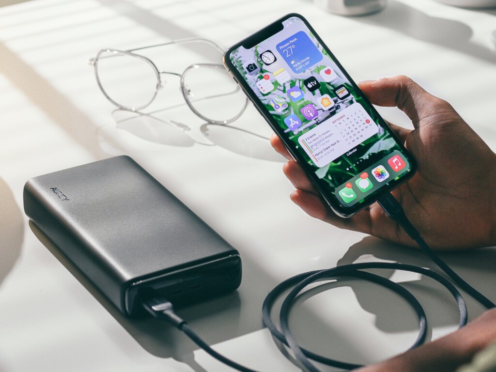 La solución para no quedarte sin batería no es solo una powerbank. Es el iPhone de la persona que tienes al lado