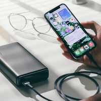 La solución para no quedarte sin batería no es solo una powerbank. Es el iPhone de la persona que tienes al lado