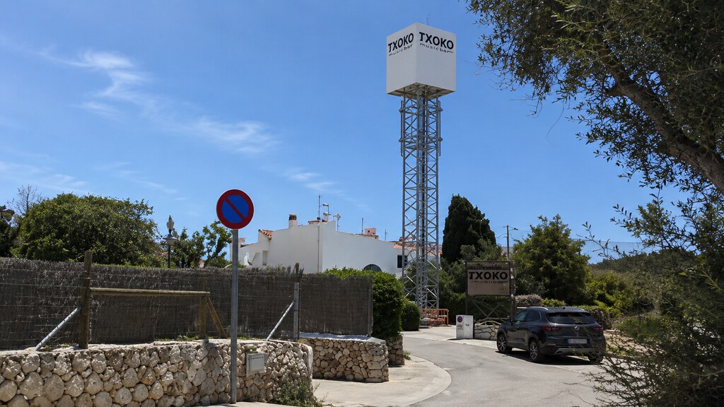 Loles Tronch, alcaldesa de Sant Lluís, sobre la polémica antena de telefonía: "Es horrible, pero no la podemos retirar"