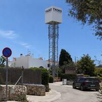 Loles Tronch, alcaldesa de Sant Lluís, sobre la polémica antena de telefonía: "Es horrible, pero no la podemos retirar" 