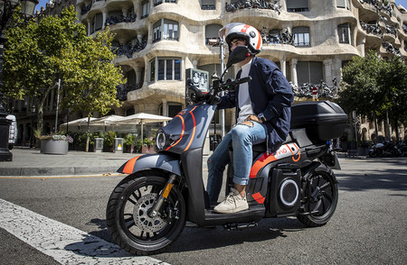 SEAT MÓtosharing se estrena con 632 scooters eléctricos compartidos sin carnet, de momento solo en Barcelona