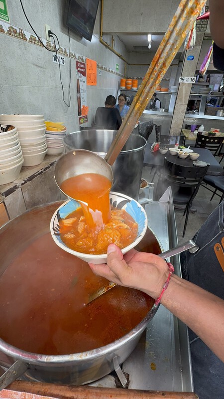 En este local escondido en CDMX ofrecen un paquete de una pancita grande, un sope sencillo y cerveza desde 145 pesos