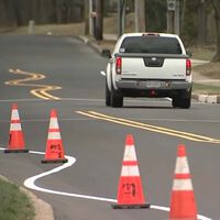 Este pueblo tenía un problema con la velocidad en un barrio residencial. La solución fueron líneas en el asfalto tan torcidas que parecen obra de un pintor borracho