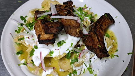 Este es el lugar cerca de Guadalajara donde puedes probar 25 chilaquiles distintos, con cochinita hasta chicharrón