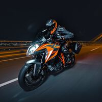 KTM tiene en el horno una nueva 1290 Super Duke GT con nueva parte ciclo, radar frontal y una imagen aún más extrema 