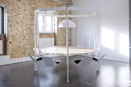 ¿Buena o mala idea? Una mesa rodeada de columpios