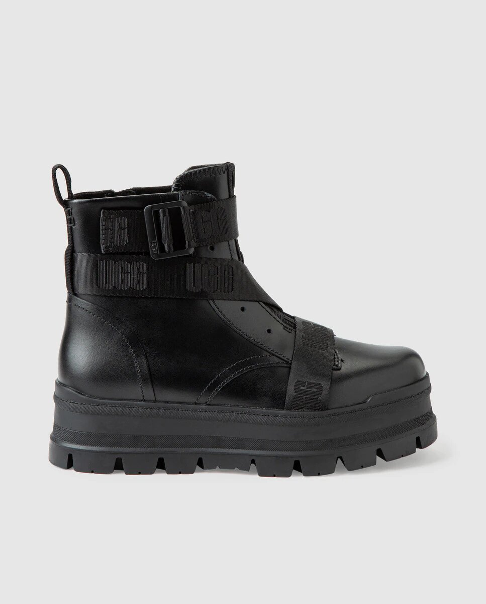 Botines de mujer Ugg en color negro con adorno cinta logo