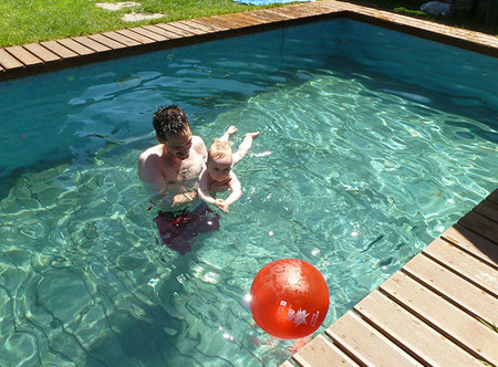 La foto de tu bebé: el primer baño de Martín en la piscina