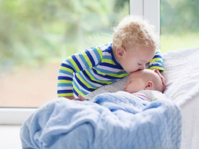 El segundo niño está en camino, ¿qué ropa y objetos se pueden heredar de un hermano a otro?