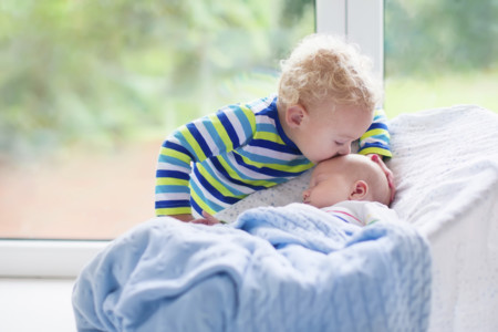 El segundo niño está en camino, ¿qué ropa y objetos se pueden heredar de un hermano a otro?