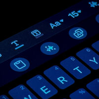 Samsung tiene una IA escondida en el teclado que puede escribir tus mensajes por ti: así puedes usarla