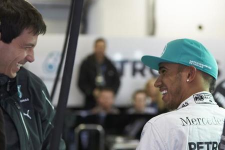 Lewis Hamilton admite que este año puede pilotar sin preocupaciones 