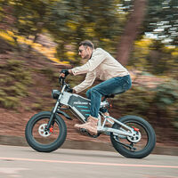 La combinación perfecta entre moto y bicicleta: eléctrica, potente y una solución para ir a trabajar a diario al centro