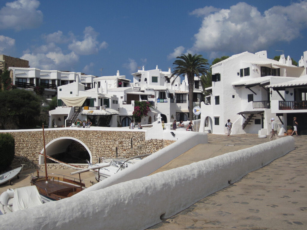 España tiene su propia Mykonos. Y comparte con la ella algo más que la costa y las casas encaladas: el turismo masivo 