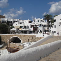 España tiene su propia Mykonos. Y comparte con la ella algo más que la costa y las casas encaladas: el turismo masivo 