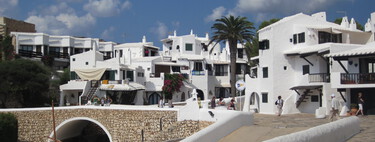 España tiene su propia Mykonos. Y comparte con la ella algo más que la costa y las casas encaladas: el turismo masivo 