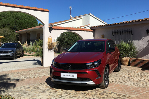 Probamos el nuevo Opel Grandland: el SUV compacto es más atractivo y tecnológico y convence en su versión PHEV de 225 CV