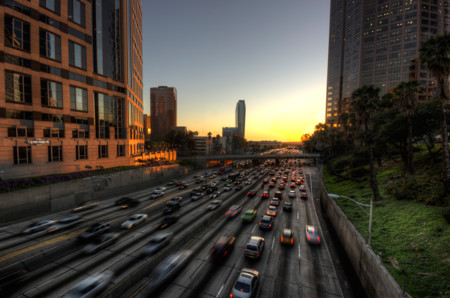 Hacer más carreteras provoca más tráfico, no menos