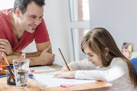 Cómo conseguir que tus hijos no te respondan al 'Cómo os ha ido el cole' con un 'Bien' a secas