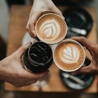 Consumir café à noite pode criar um efeito colateral perigoso, principalmente em mulheres — e não é falta de sono 