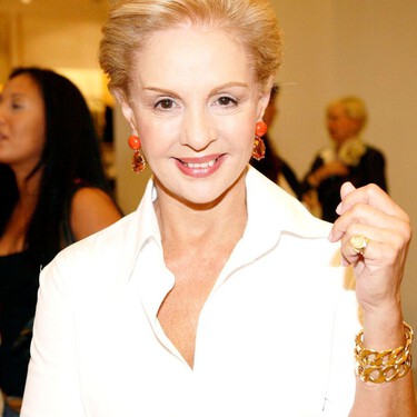 Así es como se lleva la camisa blanca con vaqueros acampanados en septiembre (y otoño) 2026, palabra de Carolina Herrera