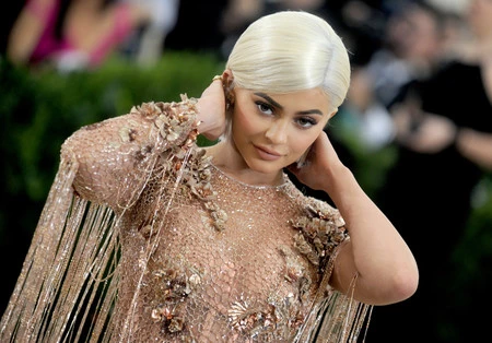 Kylie Jenner vuelve a cambiar de look, esta vez para convertirse en Barbie Malibú