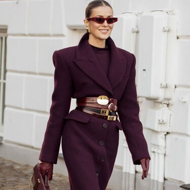 Zara vende un abrigo en color vino tinto que es pura tendencia, un básico eterno y además, barato (cuesta menos de 40 euros)