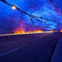 El túnel más espectacular (y largo) del mundo tiene estos paisajes fascinantes y va por debajo de montañas 