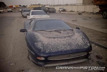 Dolorpasión™: Jaguar XJ220 abandonado en Qatar