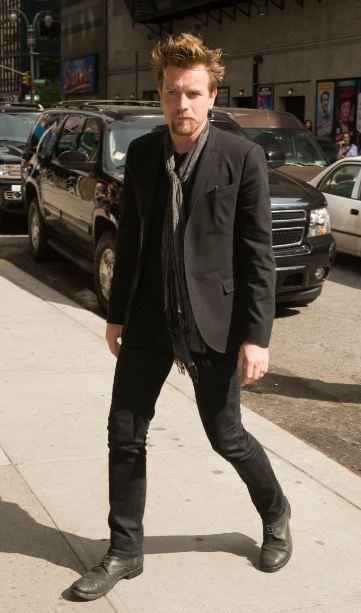 Ewan McGregror se apunta a la moda de los 'pañuelo-looks'
