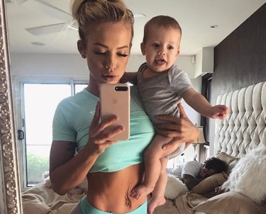 El ombligo postparto de una instructora de fitness se convierte en protagonista de un post de Instagram lleno de body-positive 