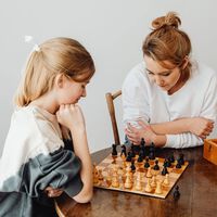 Aunque prefiera estar solo, pasa tiempo a solas con tu hijo adolescente: todavía te necesita