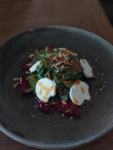 Ensalada de betabel rostizado con queso de cabra. Receta saludable para días de calor