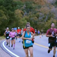 Anna se extrajo leche mientras corría la maratón, un gesto viral y aún necesario para normalizar la lactancia materna