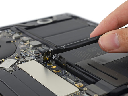 iFixit nos muestra el interior del MacBook Pro de 13 pulgadas con Touch Bar, obviamente cambiarla es complicado