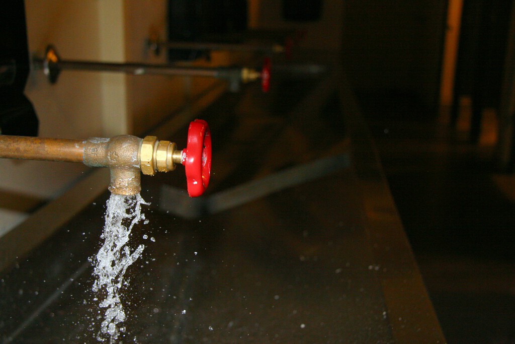 El último hito de la sequía en Andalucía es... agua radioactiva saliendo de los grifos 