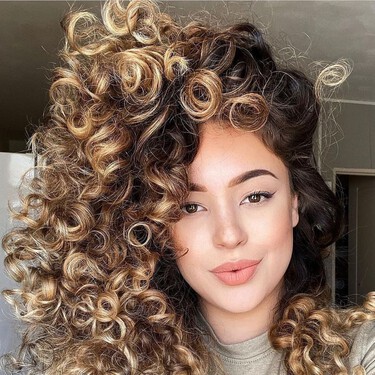 Primor tiene la crema para rizos que evita el frizz y que aman todas las chicas curly, y cuesta menos de 6 euros 