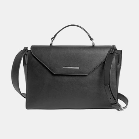 Bolso de mano grande en negro con bandolera y solapa