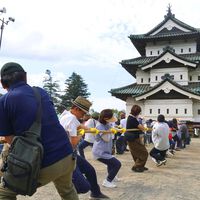 O Japão precisava mover um castelo de 360 ​​toneladas e decidiu não desmontá-lo; 1.800 pessoas o puxaram usando cordas e roletes 