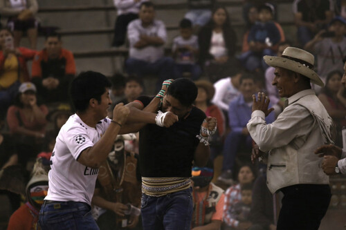 Homens lutando no Takanuy | Fonte: Getty Images