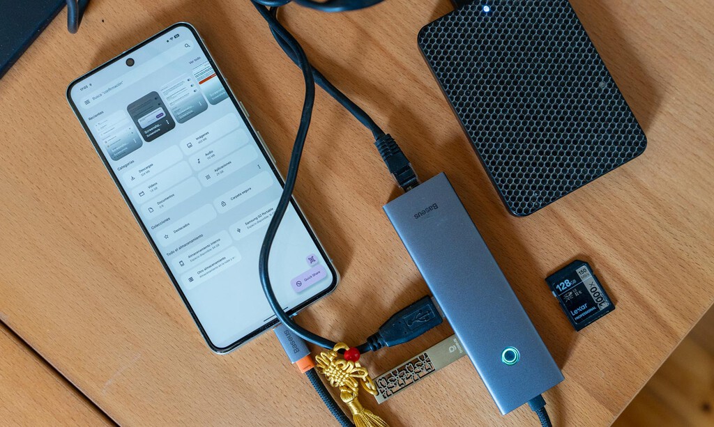 Conectarle un hub USB-C a mi móvil Android es lo mejor que he hecho: ahora envidio menos a los que usan ordenador para todo 