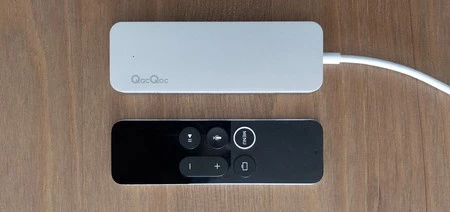 ハブのサイズを簡単に確認すると、Siri Remote とほぼ同じ大きさです。