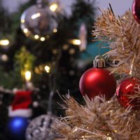 Las bolas de plástico del árbol de Navidad están dando paso a una nueva tendencia con materiales naturales