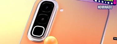 Celular Android delgado con buena batería y enfoque gaming. Tiene carga inversa 